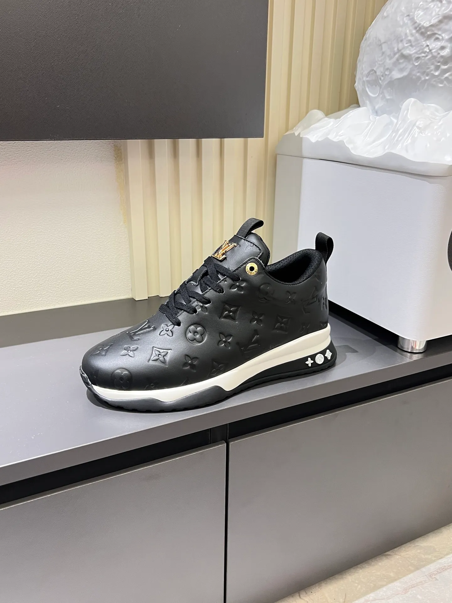p520 "LOUI* VUITTO*" popular men's casual shoes, genuine development in Italy💯purchasing level quality✔️The upper is made of first-layer cowhide, comfortable and soft sheepskin feet⚡️Fashionable and versatile, the toe last shape is firm and full, and the soles are made from original LV molds and can be freely entered and exited the counter. Light and comfortable on the feet~Purely handmade, details determine quality! Size:39-44!